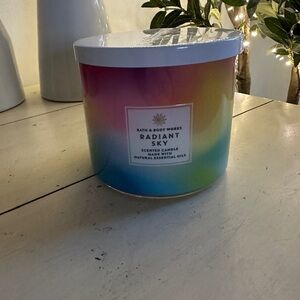 Bath & Body Works Radiant Sky Candle -